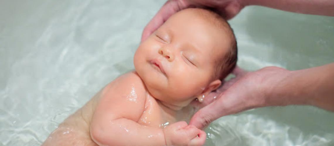 Como dar banho no bebê: pediatra dá dicas para tornar o momento mais tranquilo