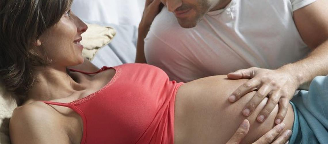 Saiba como o sexo na gravidez ajuda no parto normal