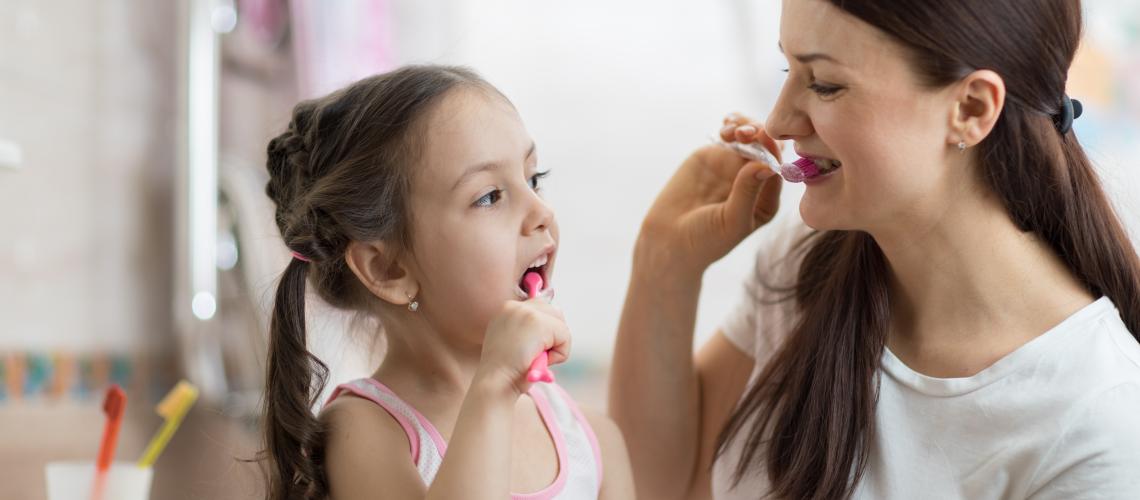 Dentista dá dicas de escovação infantil no Dia Mundial da Saúde Bucal