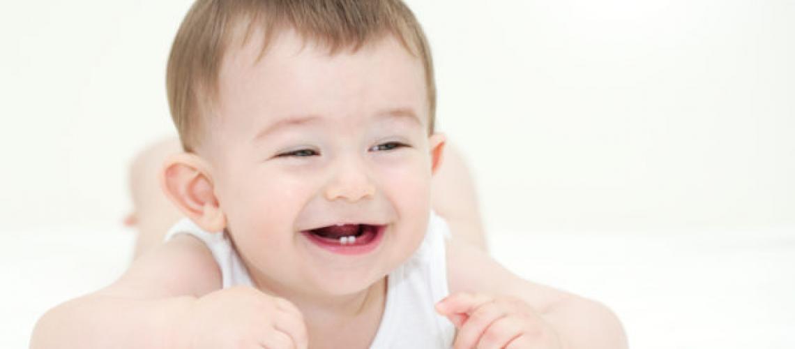 Higiene bucal previne cárie de mamadeira em bebês
