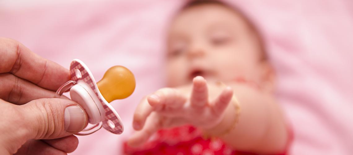 Chupeta ou dedo: entenda seus malefícios para o desenvolvimento infantil