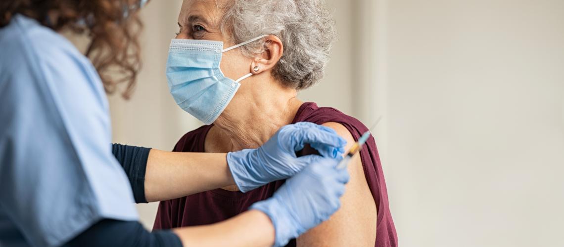 Vacinação é a melhor forma de combater o coronavírus, segundo especialista