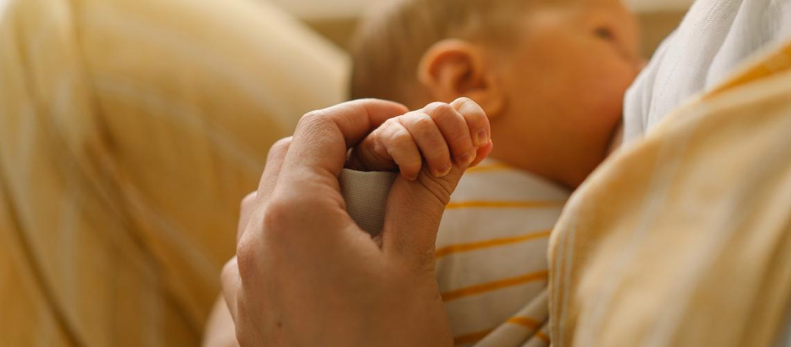 A amamentação beneficia a saúde da mãe e do bebê, afirma ginecologista