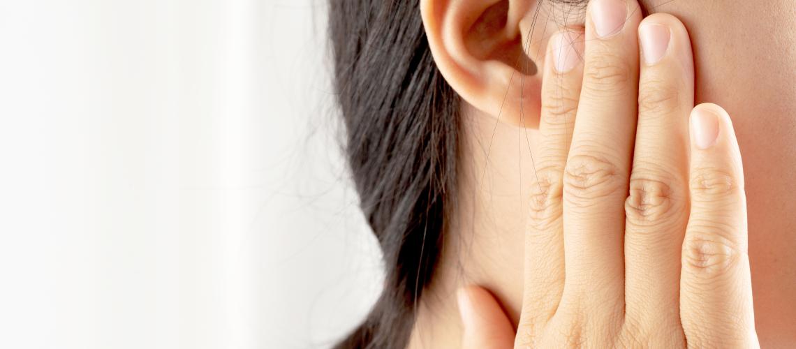 Doenças genéticas, exposição excessiva a ruídos e fones estão entre os principais fatores de risco para a saúde dos ouvidos
